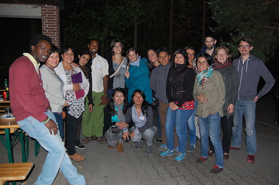 Eine Gruppe Menschen posiert nachts für ein Foto