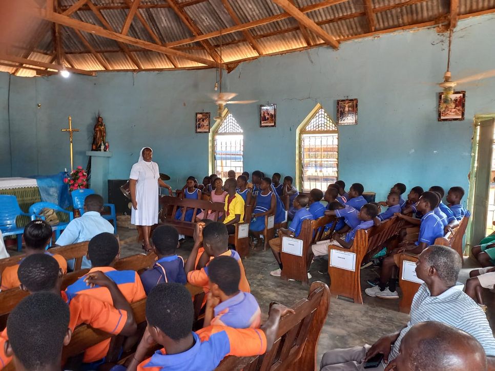 Sister Regina in der Schule in Ghana