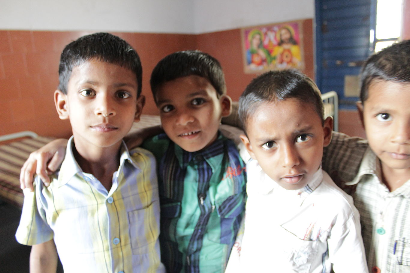 Vier Buben umarmen sich in den Räumlichkeiten von Navajeevan Bala Bhavan