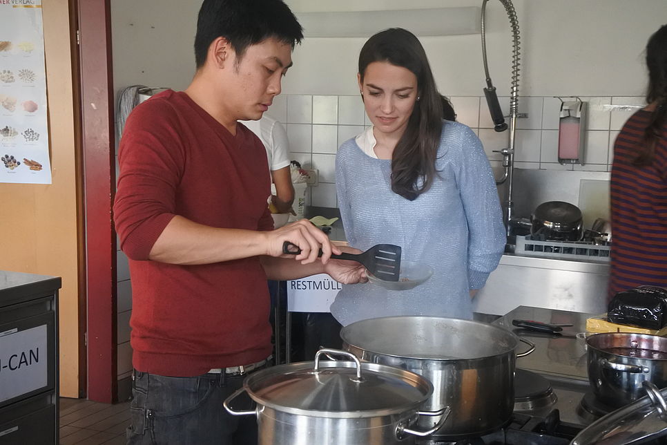 Ein Mann aus den Philippinen und eine Frau aus Österreich kochen gemeinsam. 