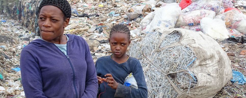 Michelle steht mit ihrer Mutter vor einem riesigen Müllberg.
