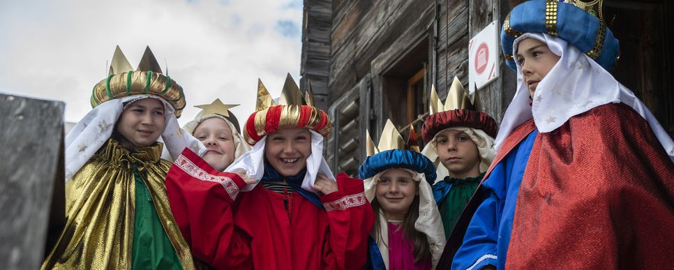 Starke Bewegung für Mensch und Schöpfung. Foto: Furxer Sternsingerkinder lachen zusammen und stehen im Kreis.