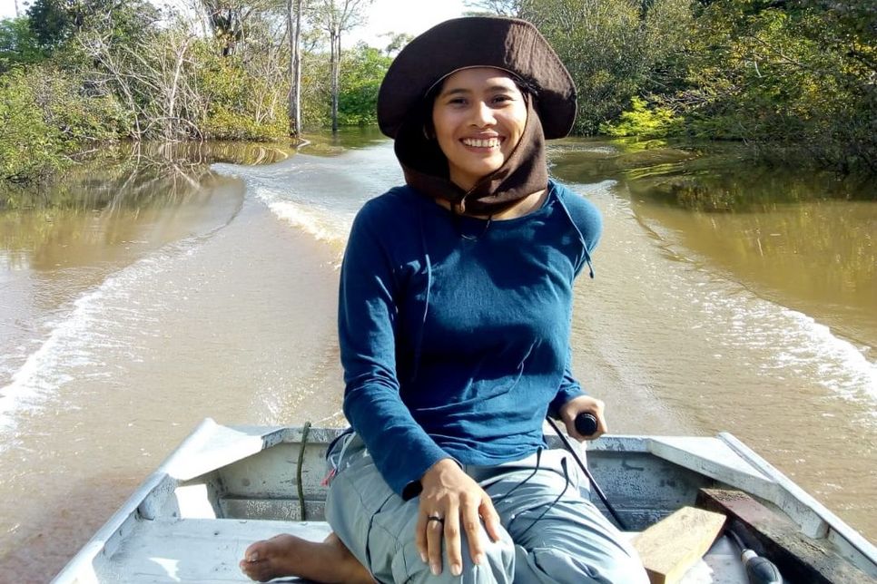 Jussara Góes, Mitarbeiterin von CIMI, fährt auf einem Motorboot auf dem Amazonas