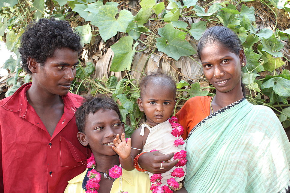Vier Personen aus Indien lächeln in die Kamera, darunter ein Baby