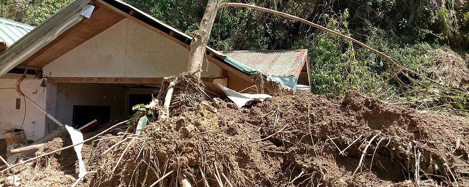 Ein zerstörtes, vom Taifun halb mit Schlamm bedecktes Haus auf den Philippinen