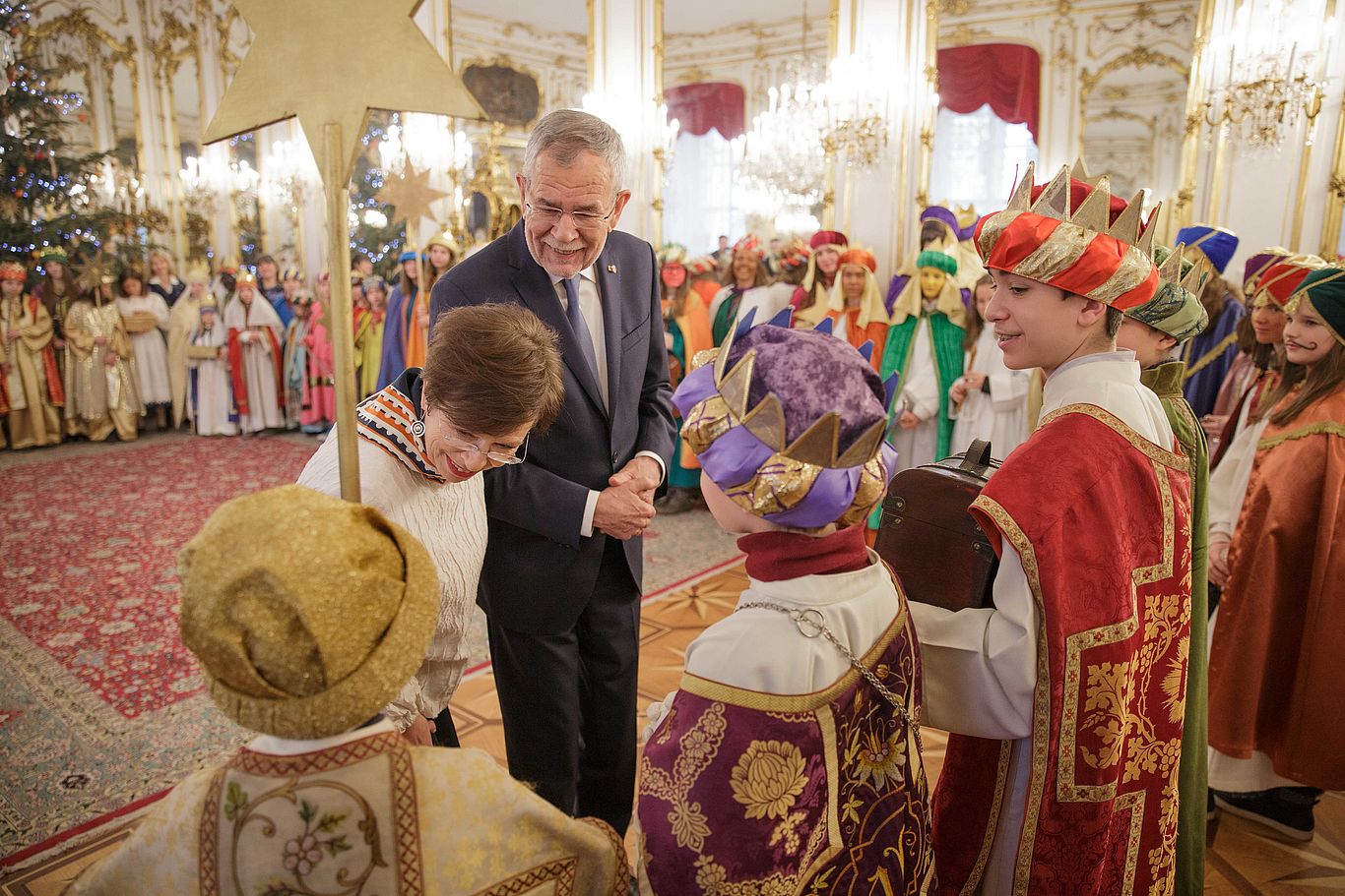 Bundespräsident Van der Bellen und Ehefrau Schmidauer empfingen die „weltweiten Botschafter/innen der Humanität“. Foto: Lechner Viele Sternsinger_innen sind zu Besuch bei Bundespräsident Van der Bellen und Ehefrau Schmidauer.