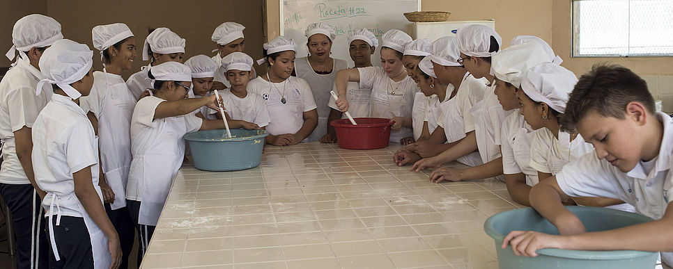 Jugendliche stehen im Halbkreis bei der Bäckereiausbildung