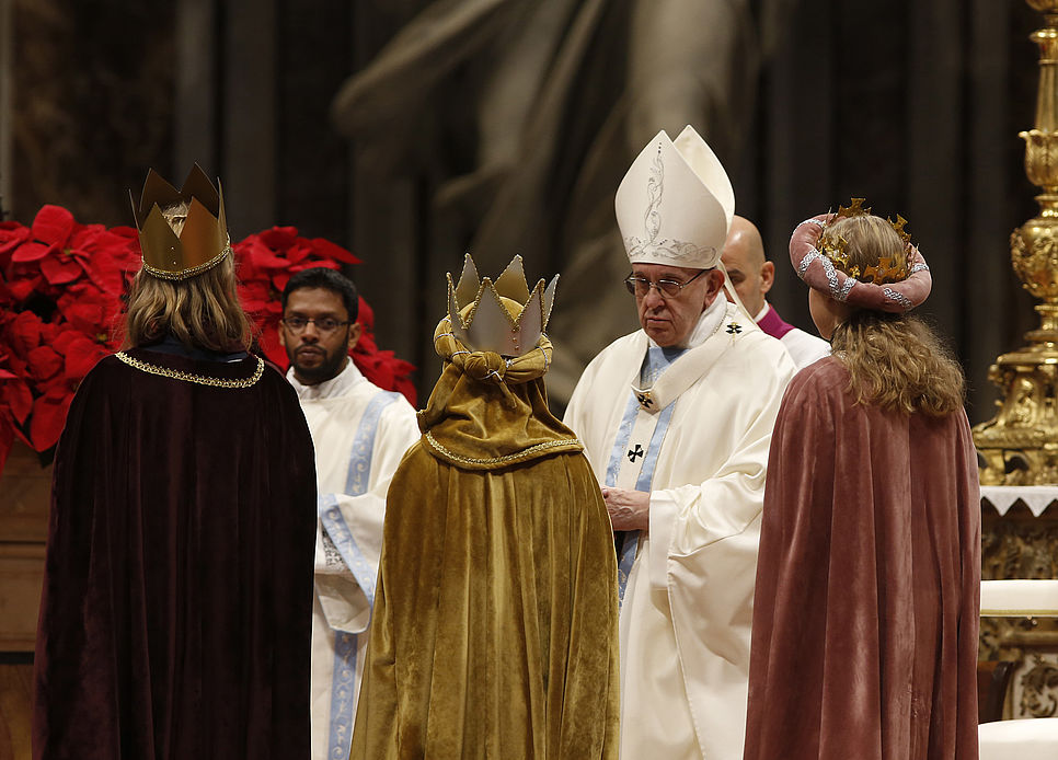 Drei Sternsinger/innen stehen vor Papst Franziskus beim Neujahrsgottesdienst.