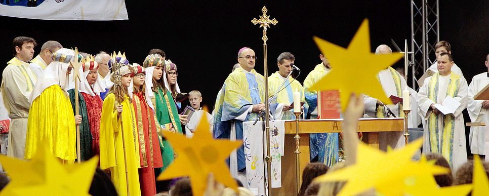 Gottesdienst mit den Heiligen Drei Königen feiern. Foto: Hüttmannsberger Sternsinger/innen sind während einer Messe im Altarraum anwesend und lauschen dem Pfarrer
