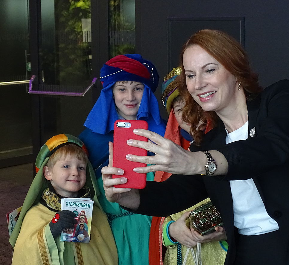 Foto mit Frau Huber und den Sternsinger/innen beim Besuch bei der ÖBB.
