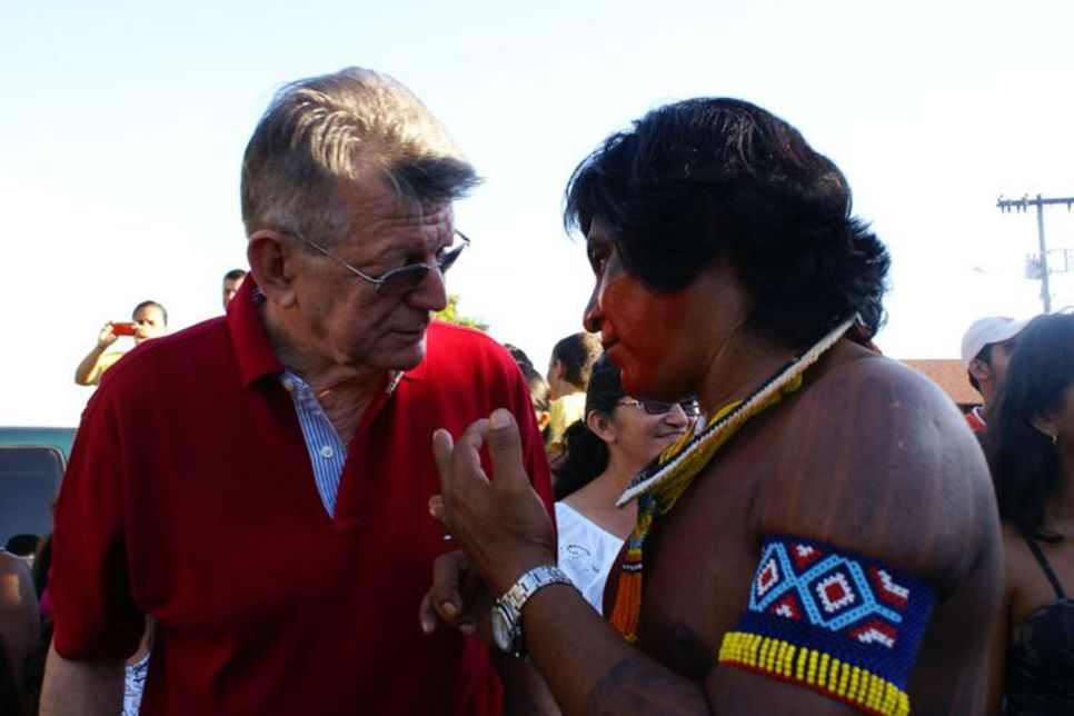 Dom Erwin Kräutler, Altbischof von Xingu, redet mit einem Mann des indigenen Volkes, der traditionellen bunten Armschmuck trägt