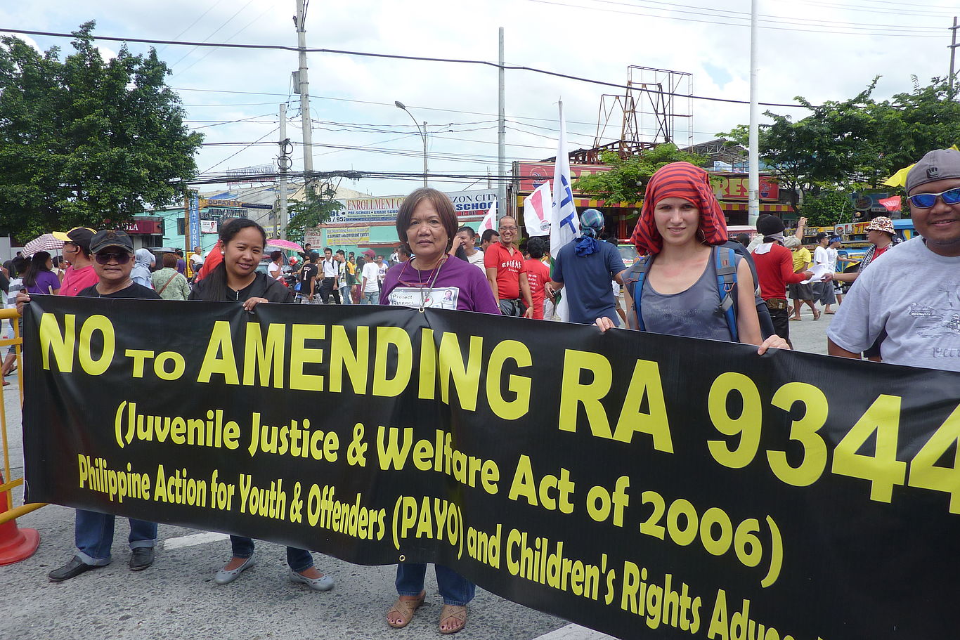 Fünf Personen stehen bei einer Demonstration hinter einem Transparent "No to amending Juvenile Justice & Welfare Act of 2006"