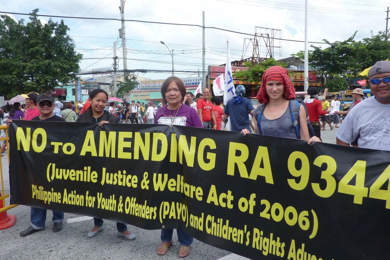 Fünf Personen stehen bei einer Demonstration hinter einem Transparent "No to amending Juvenile Justice & Welfare Act of 2006"
