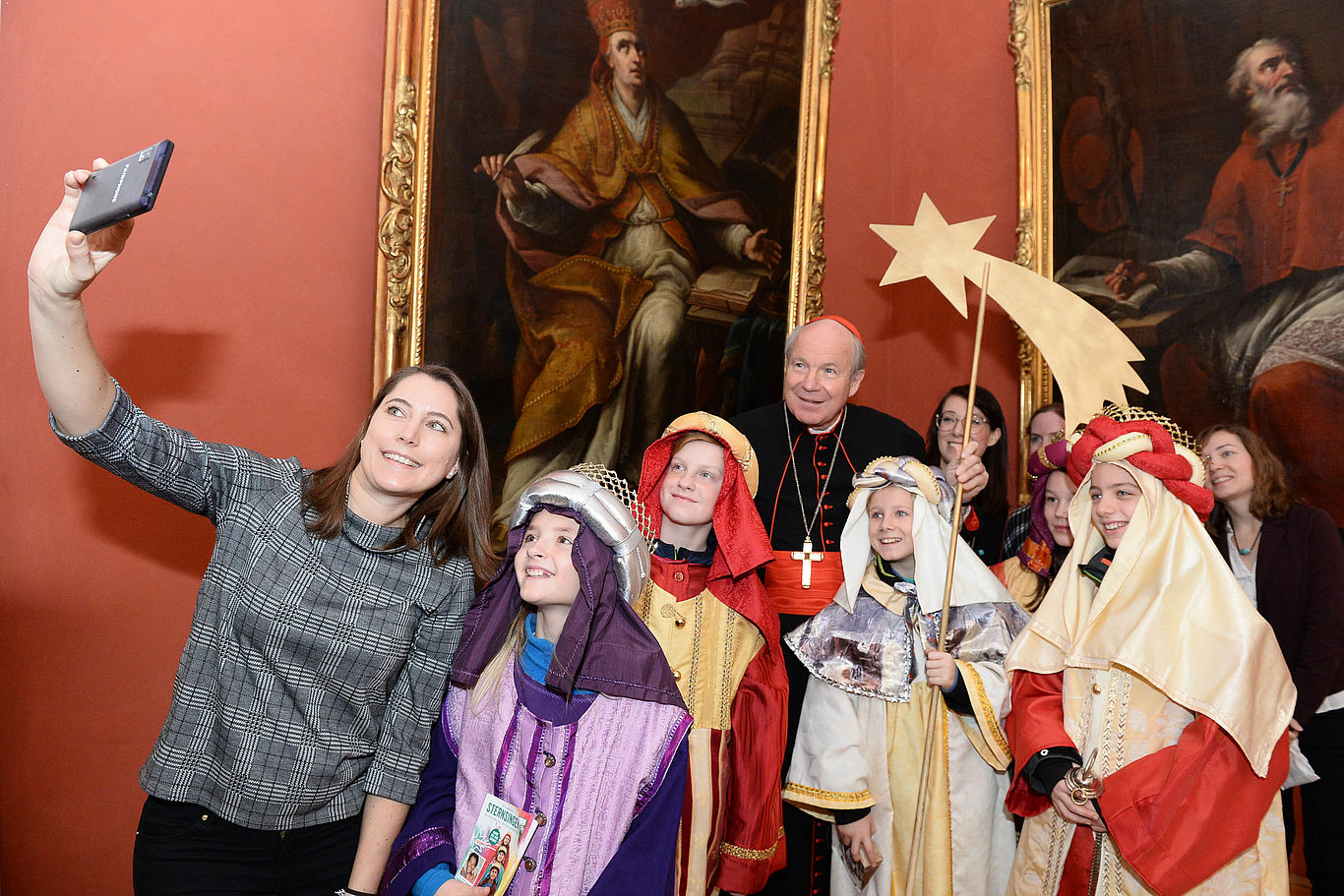 Der erste Sternsingerbesuch gilt traditionsgemäß Kardinal Schönborn. Foto: kathbild.at Mehrere Sternsingerkinder machen ein Selfie gemeinsam mit Kardinal Schönborn