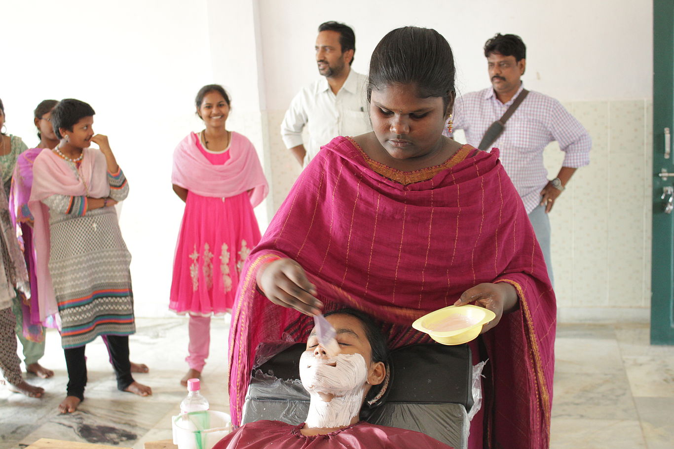 Eine Jugendliche lernt bei Navajeevan Bala Bhavan rasieren.