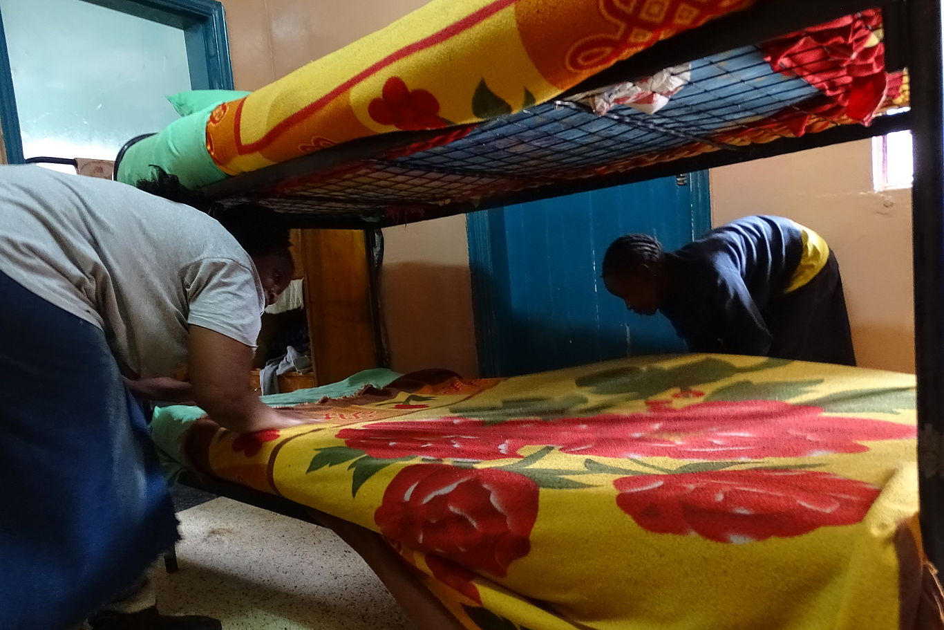 Mädchen beziehen ein Stockbett im Rescue Dada Centre