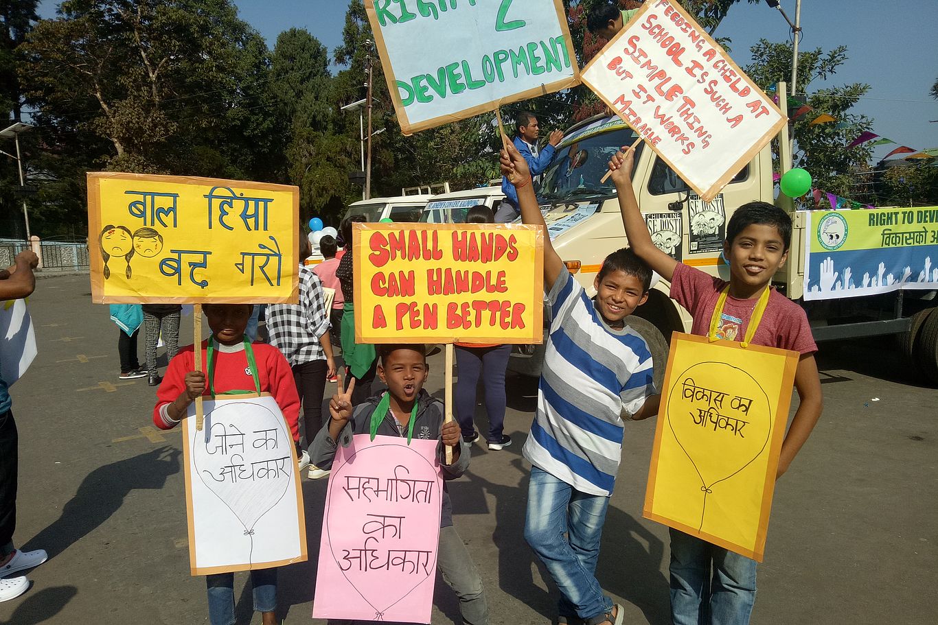 Kinder treten für ihre Rechte ein. Foto: BSA Mehrere Kinder mit Transparenten bei einer Demonstration in Indien