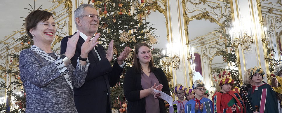 Bundespräsident Alexander Van der Bellen, Doris Schmidauer, Vorsitzende der Katholischen Jungschar Christina Pfister applaudieren einer Sternsingergruppe.