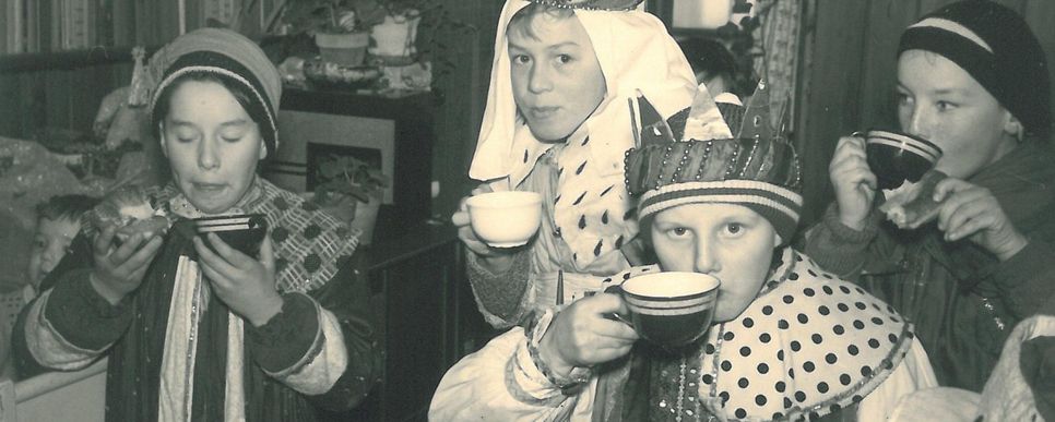 Sternsingerkinder trinken heiße Schokolade und essen Kipferl