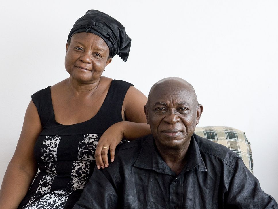 Hannah und Daniel Owusu-Koranteng sitzen 