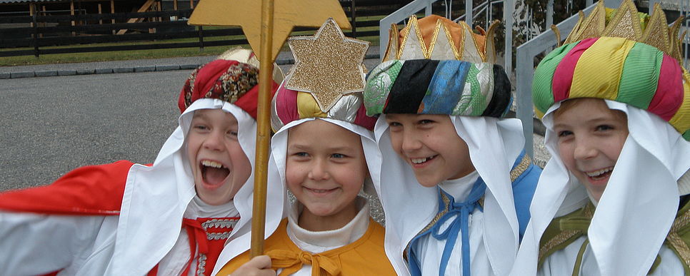 Gutes tun und Spaß haben. Foto: Schwester Palotti, Pfarre Maria Landskron Vier junge Sternsinger lachen und haben Spaß