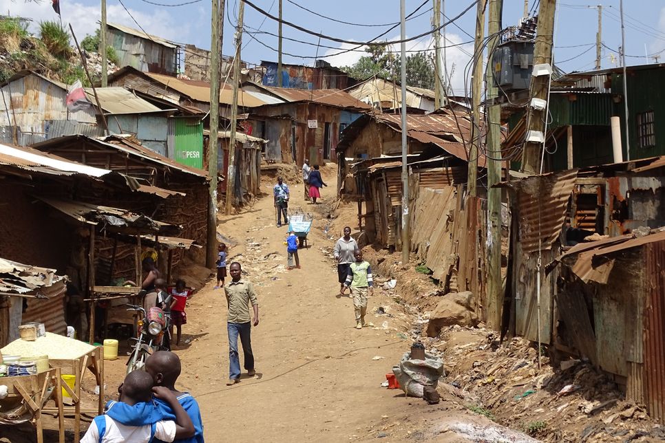 Ein Straßenzug eines Slums in Nairobi. 