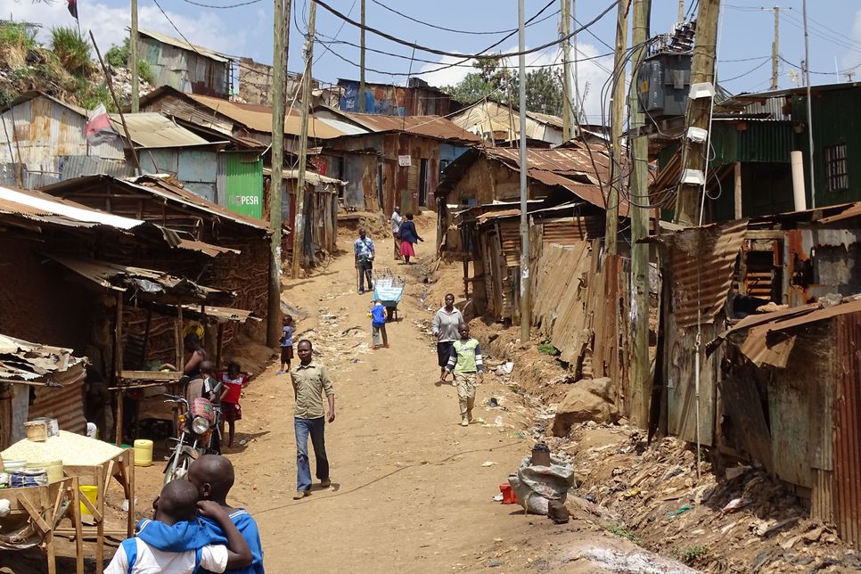 Ein Straßenzug eines Slums in Nairobi.