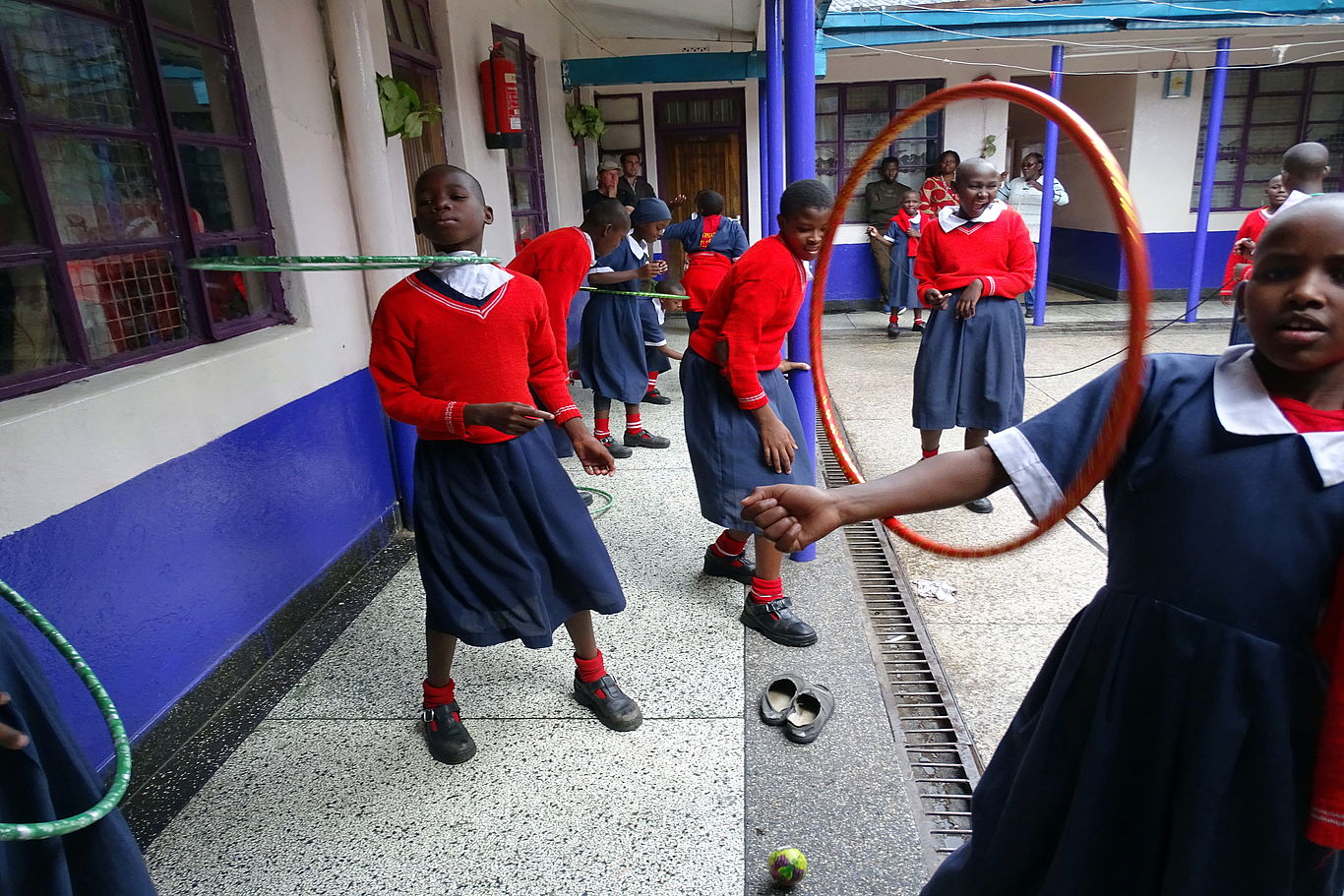 Spiel- und Freizeit im Rescue Dada Centre Kinder spielen im Rescue Dada Centre mit Hula Hoop Reifen