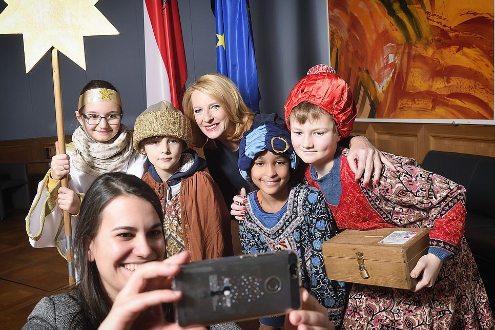 Sternsingerkinder machen ein Selfie gemeinsam mit 2. NR-Präsidentin Doris Bures
