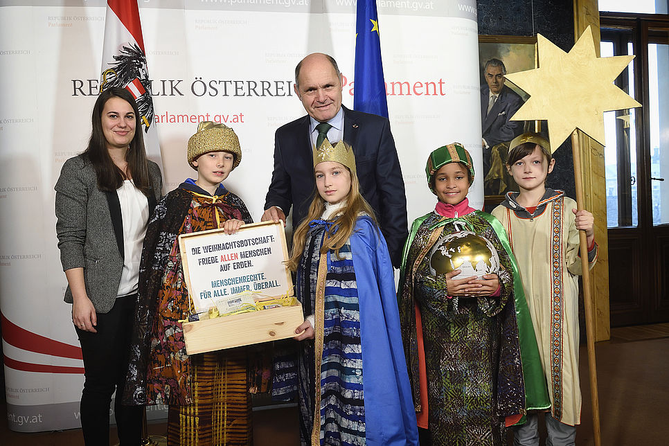 Foto der Sternsingerkinder mit NR-Präsident Sobotka.