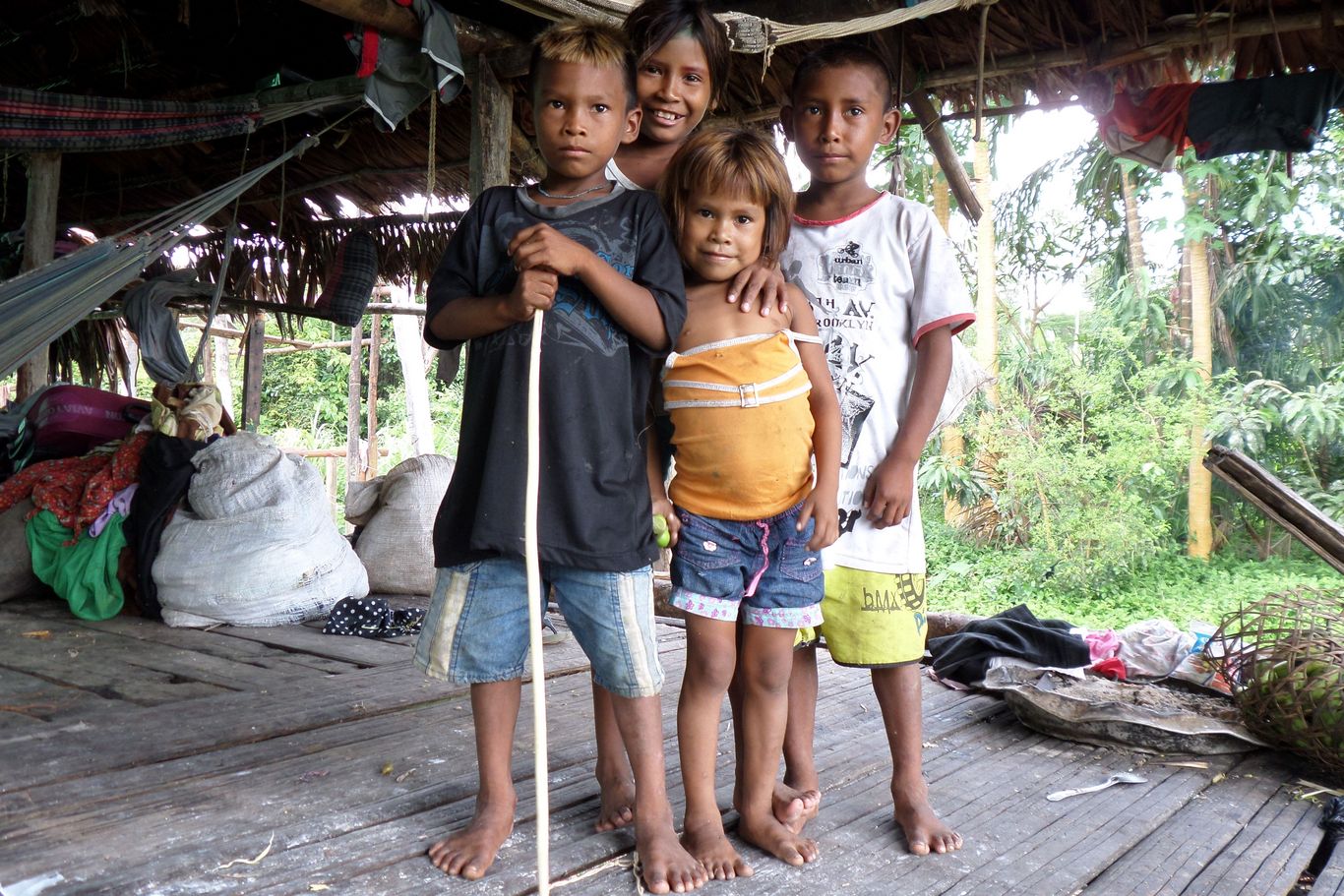 Bildung ist wichtig, um die Rechte zu kennen und selbstbestimmt die Zukunft zu gestalten. Vier brasilianische Kinder posieren für ein Foto