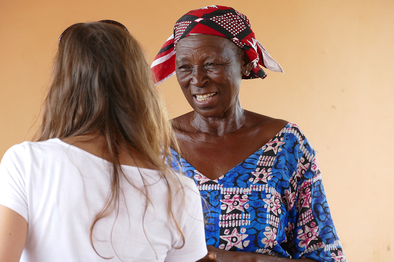 Das Reiseziel sind Menschen. Ghanaische Frau und LernEinsatz-Teilnehmerin im Gespräch.