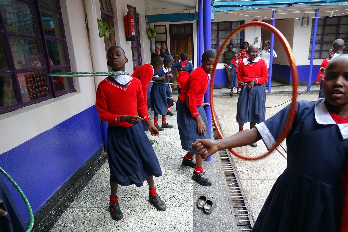 Kinder spielen mit Hula Hoop Reifen im Rescue Dada Centre