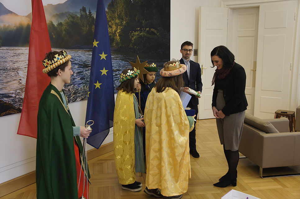 Sternsinger/innen besuchen die Bundesministerin Elisabeth Köstinger.