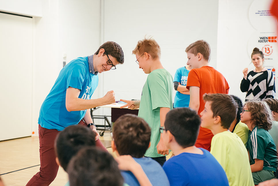 Schüler/innen spielen Schere Stein Papier