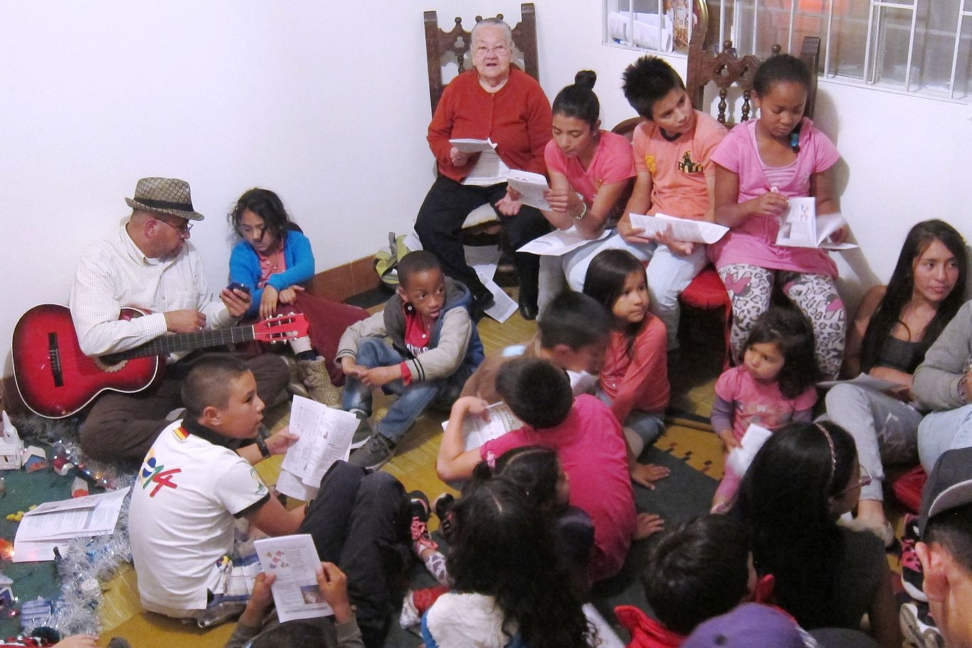 Gemeinschaft erfahren mit Musik Kinder und Betreuer/innen der CCB beim gemeinsamen Singen.