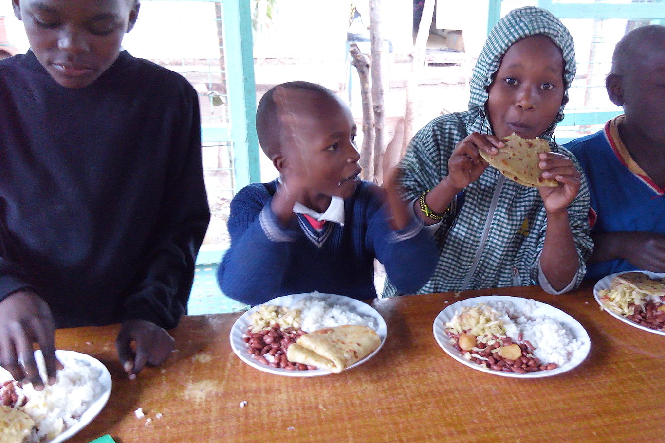 Kinder essen ein von MSDP zur Verfügung gestelltes Essen.