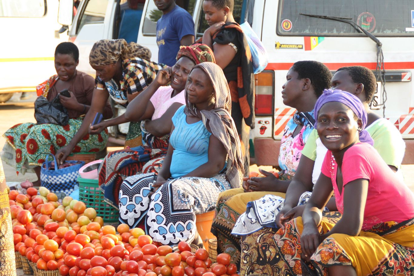 Die erzielten Überschüsse schaffen auf dem Markt ein wichtiges Nebeneinkommen. Foto: Bauer Mehrere Frauen bieten Tomaten zum Verkauf an.