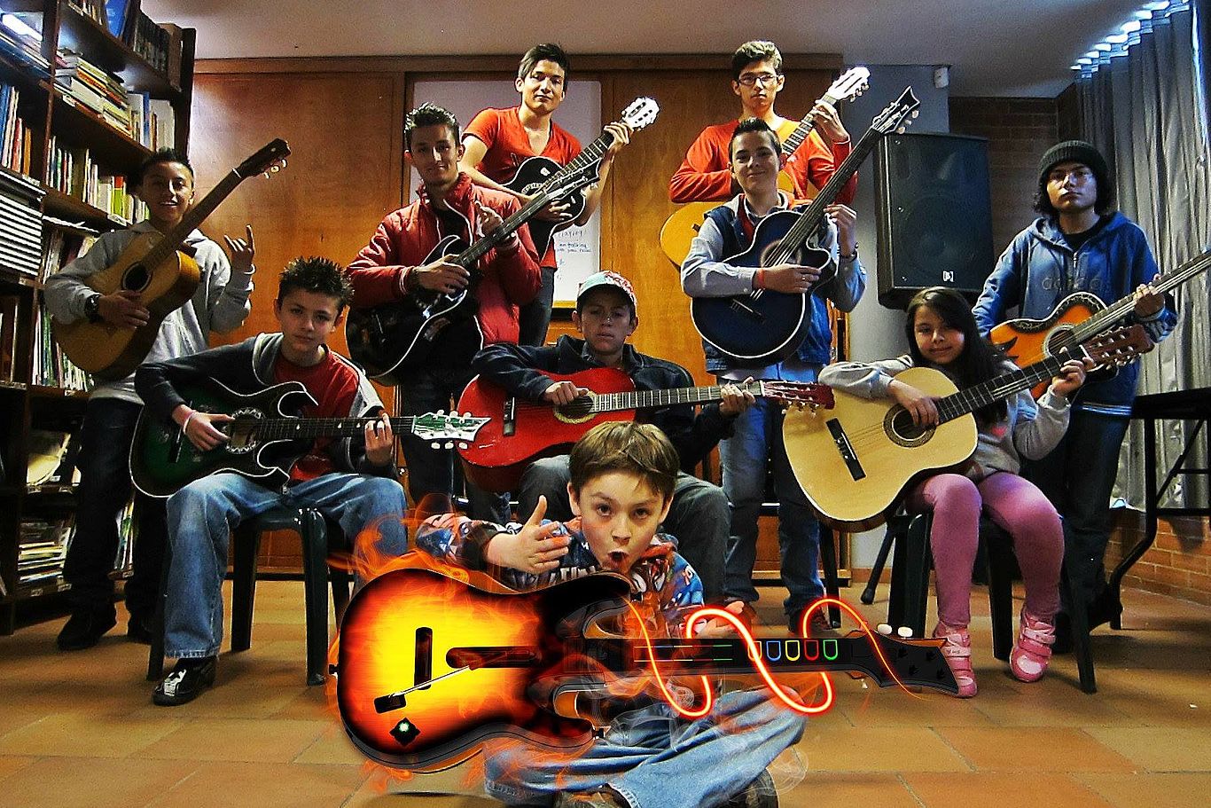 Gitarrengruppe Zehn Jugendliche der CCB sitzen und stehen mit ihren Gitarren und schauen in die Kamera.