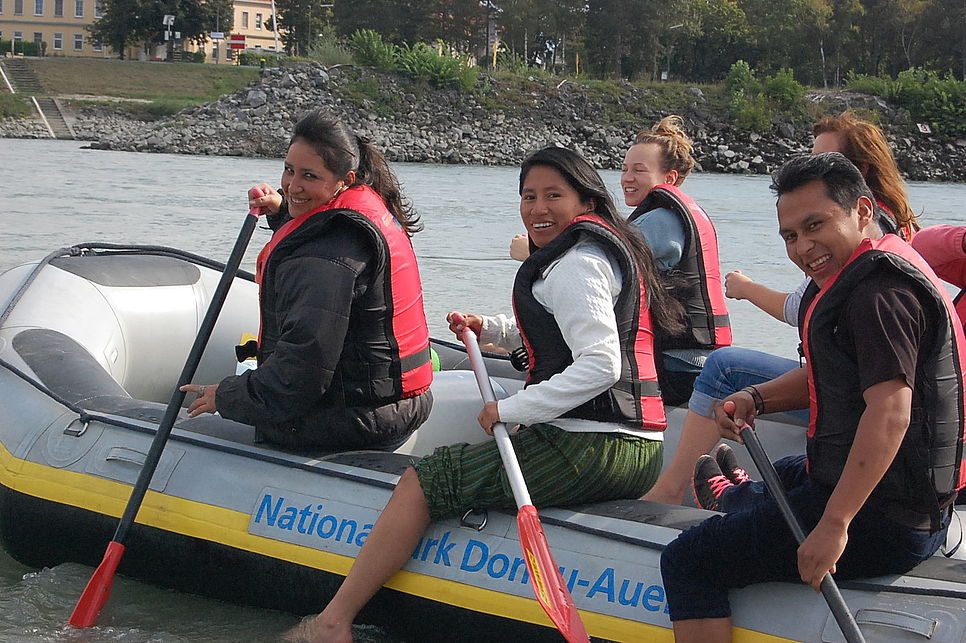 Fünf Menschen sitzen in einem Schlauchboot auf der Donau