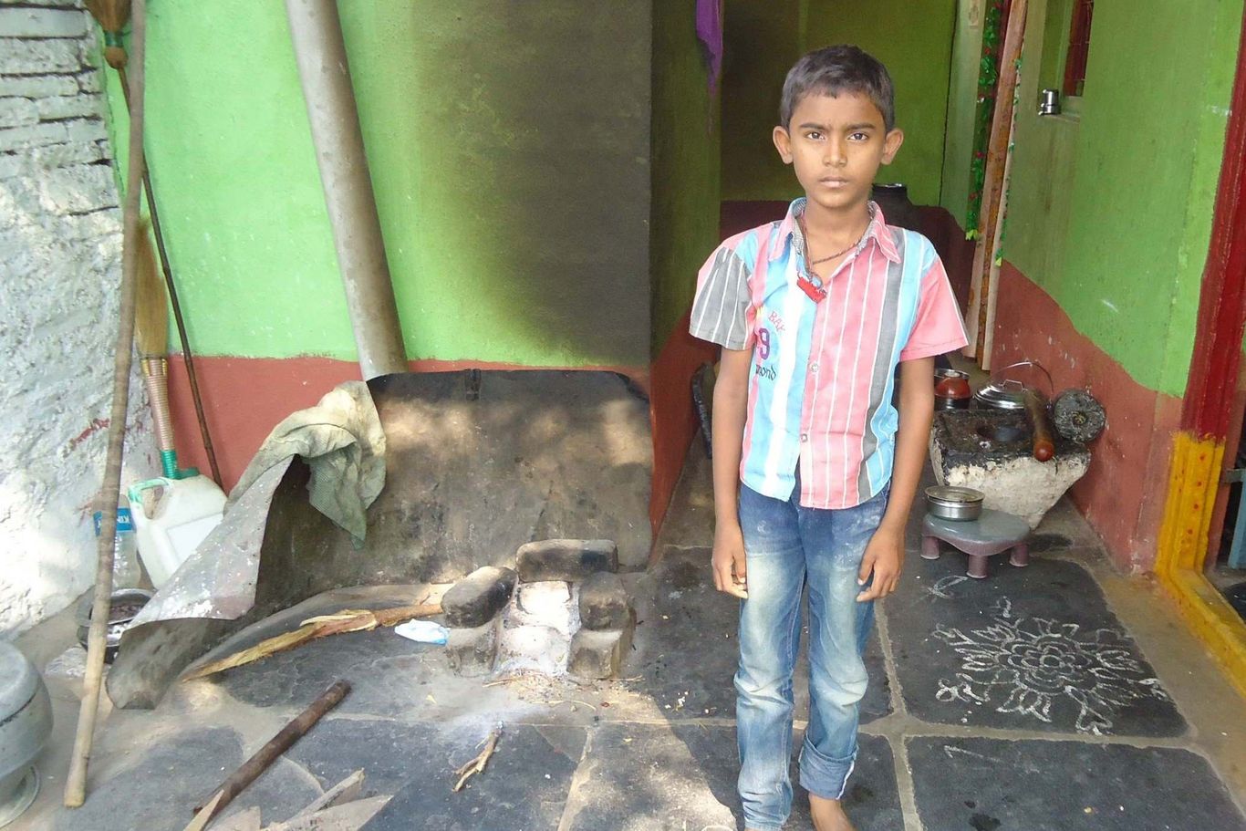 Rajakulayappa, 10 Jahre: Vom Leben auf der Straße und vom Müllsammeln in die Betreuung durch das Projektteam. Ein Bub namens Rajakulayappa schaut in die Kamera