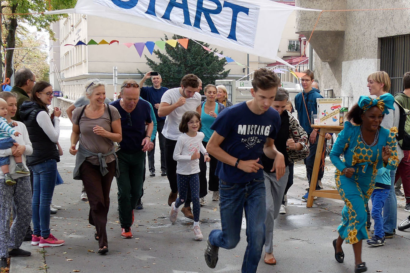 Verschiedene Menschen unterschiedlichsten Alter und Herkunft starteten gerade bei einem Laufwettbewerb für einen guten Zweck.