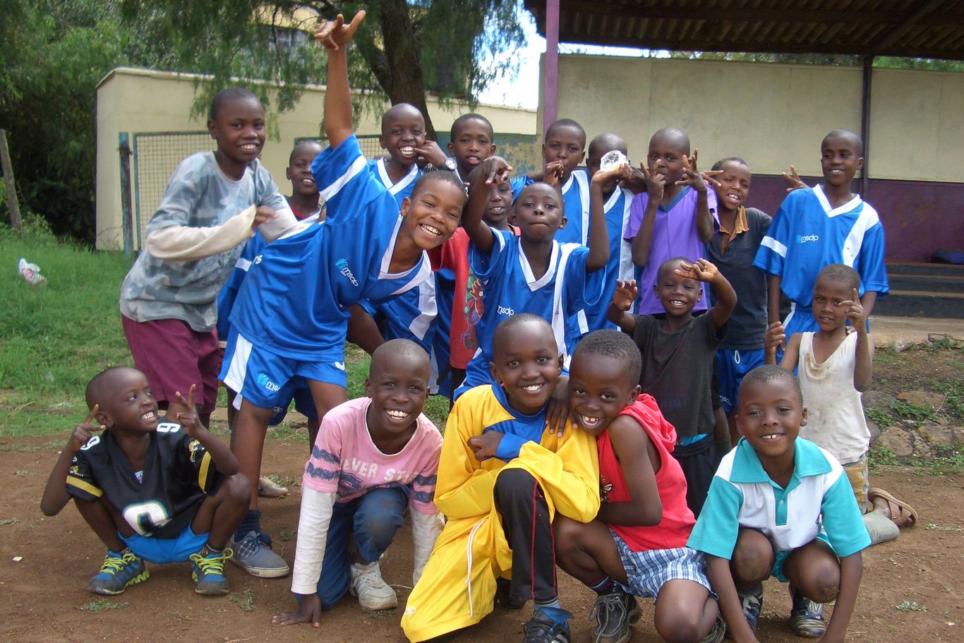 Spaß beim Sport am Nachmittag, Foto: Pawelka Eine Gruppe Kinder posiert für die Kamera im Sportdress.
