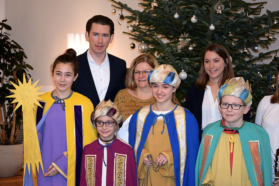 Gruppenfoto mit Sternsinger/innen und Bundeskanzler Sebastian Kurz.