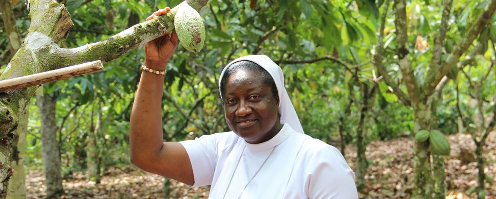 Sister Regina vor einem Kakaobaum
