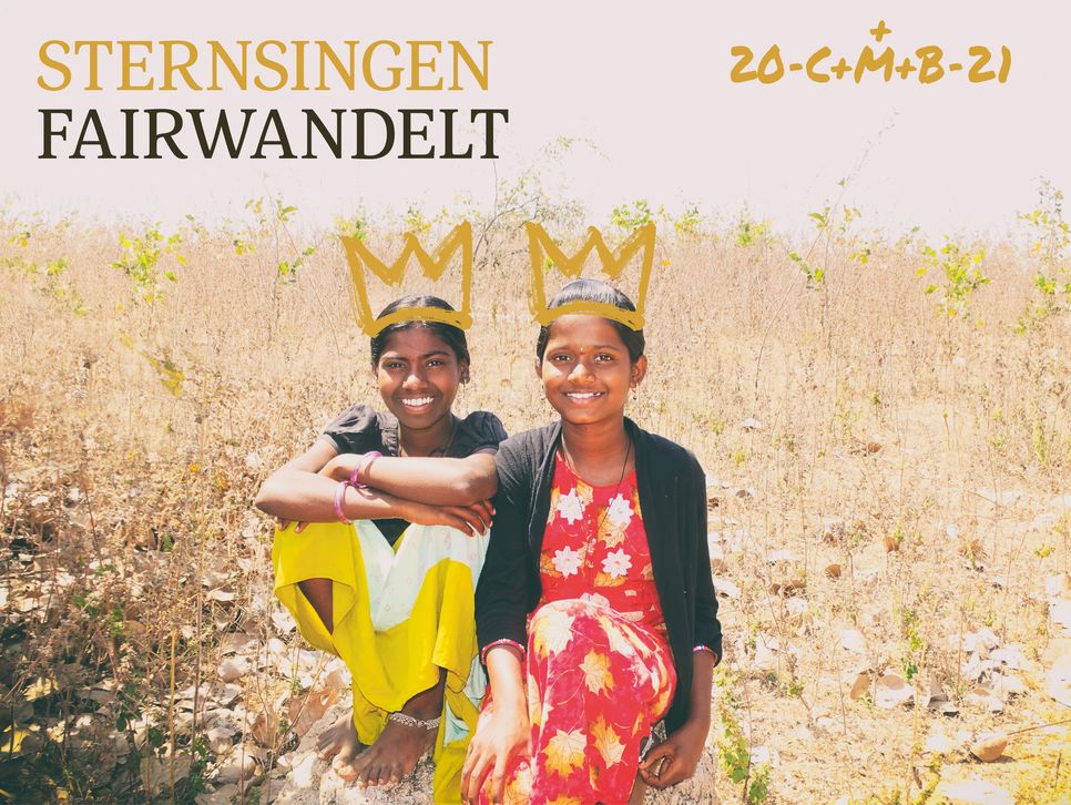 Sternsinger Plakat mit zwei indischen Mädchen in einem Feld schauen auf den Betrachter und tragen gezeichnete Kronen am Kopf. Aufschrift: Sternsingen fairwandelt.