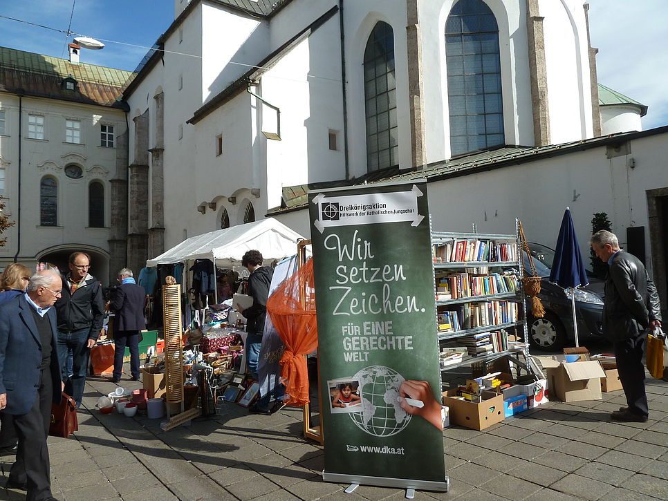 Foto zeigt ein Roll-Up-Banner und einen Marktstand