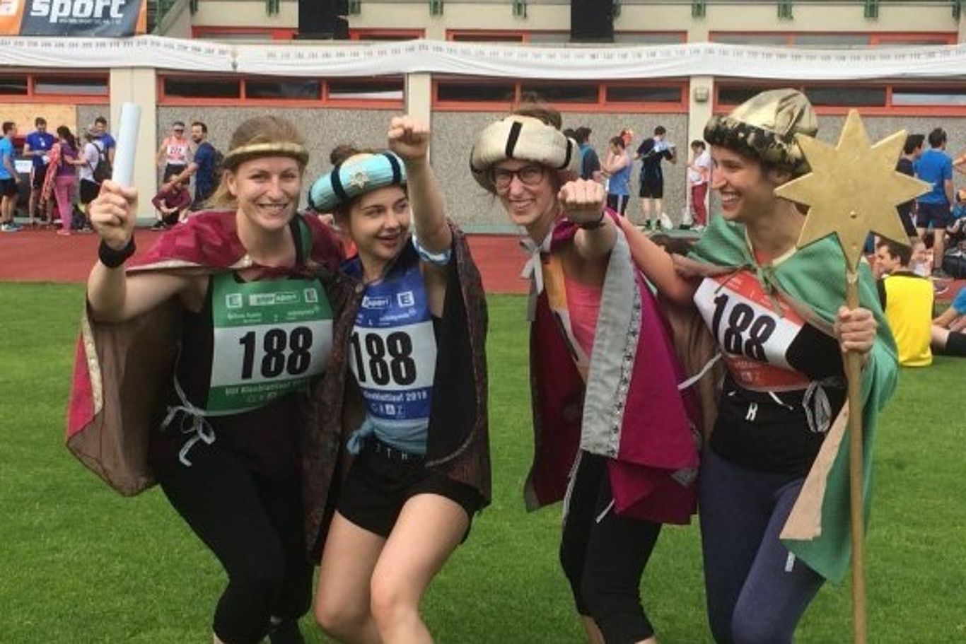 In Graz wird beim USI-Lauf in Sternsingewändern für Kinder in Kenia geschwitzt.