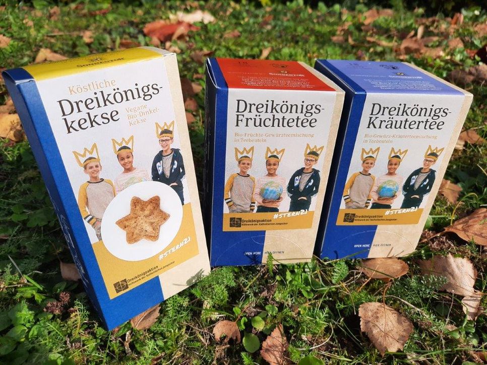 Eine Keks- und zwei Teepackungen von Sonnentor für die Aktion des Sternsingen 2021.