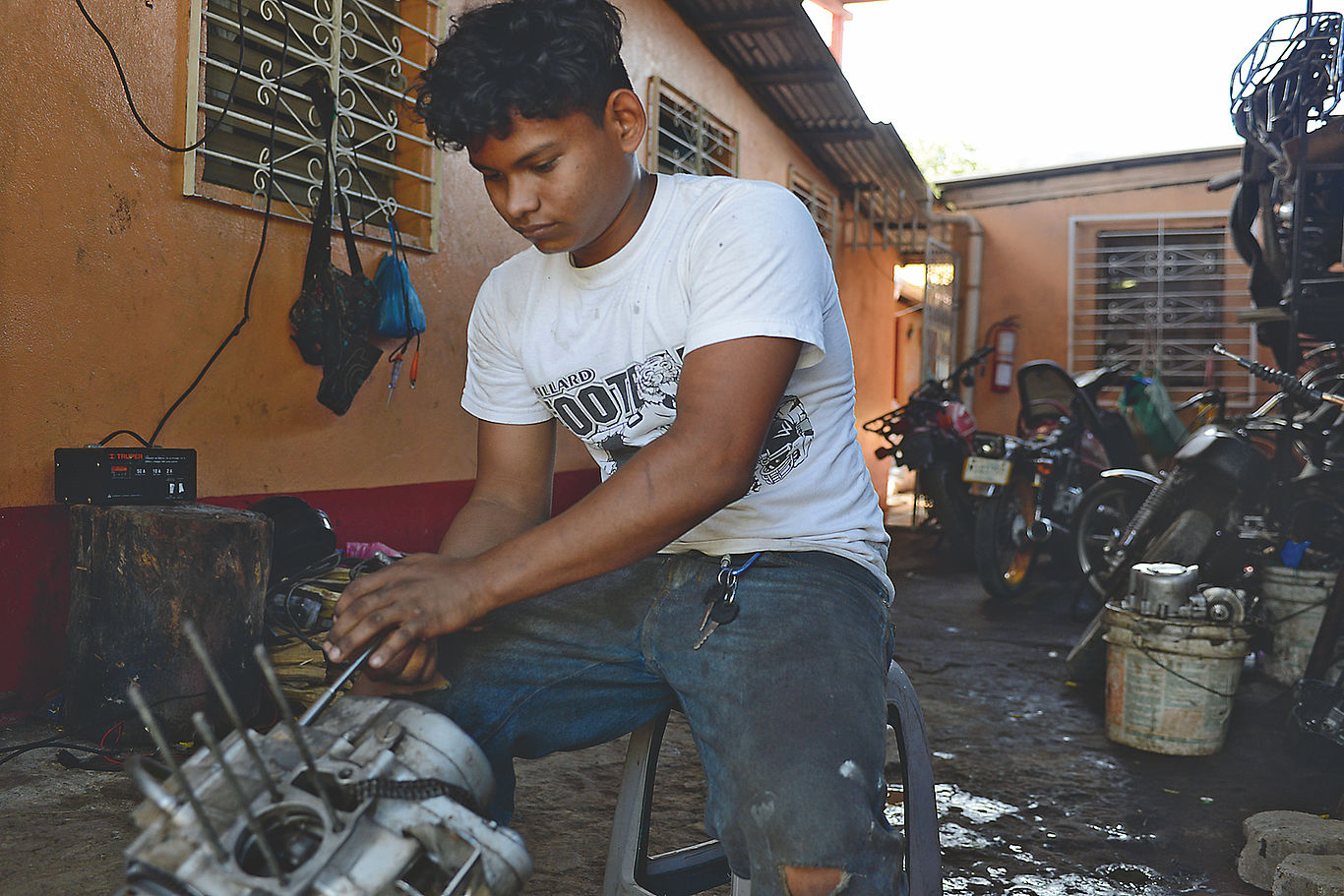 Endlich etwas lernen können. Mit der Ausbildung zum Mechaniker kehrt der Glaube an die eigene Zukunft zurück. Foto: Ongaretto-Furxer Jugendlicher lernt das Mechaniker-Handwerk
